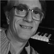 Compositeur, pianiste et clavier donne cours de Piano et solfège